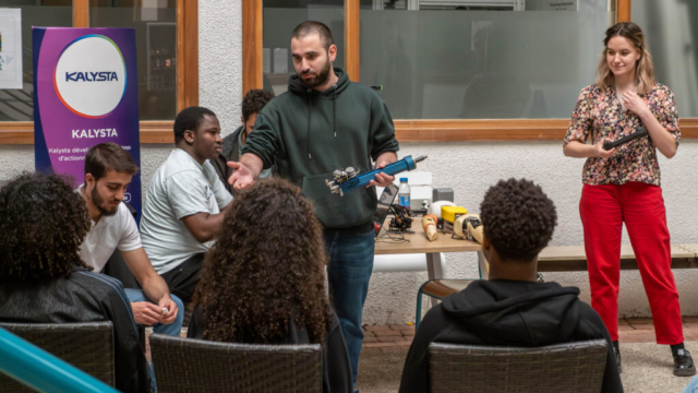 Démo Robot chien et mécatronique assurée par Katarina JOSIC, Benjamin LUBRANO, Wael SOUKARIEH, Sevag YAHNIAN, Sheriff OYERANMI, lors de la visite d'élèves de terminale du Lycée Adolphe Chérioux de Vitry-sur-Seine, le 23 mai 2024.