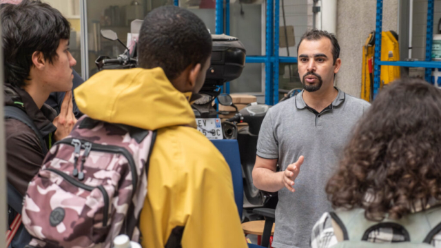 Démo Voiture autonome assurée par Hocine YAKOUBI, lors de la visite d'élèves de terminale du Lycée Adolphe Chérioux de Vitry-sur-Seine, le 23 mai 2024.