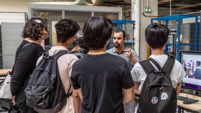 Démo Voiture autonome assurée par Hocine YAKOUBI, lors de la visite d'élèves de terminale du Lycée Adolphe Chérioux de Vitry-sur-Seine, le 23 mai 2024.