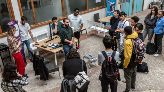 Démo Robot chien et mécatronique assurée par Katarina JOSIC, Benjamin LUBRANO, Wael SOUKARIEH, Sevag YAHNIAN, Sheriff OYERANMI, lors de la visite d'élèves de terminale du Lycée Adolphe Chérioux de Vitry-sur-Seine, le 23 mai 2024.